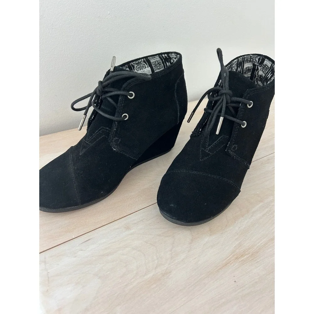TOMS Desert Wedge Black Suede Lace Up Ankle Booties Womens 8.5